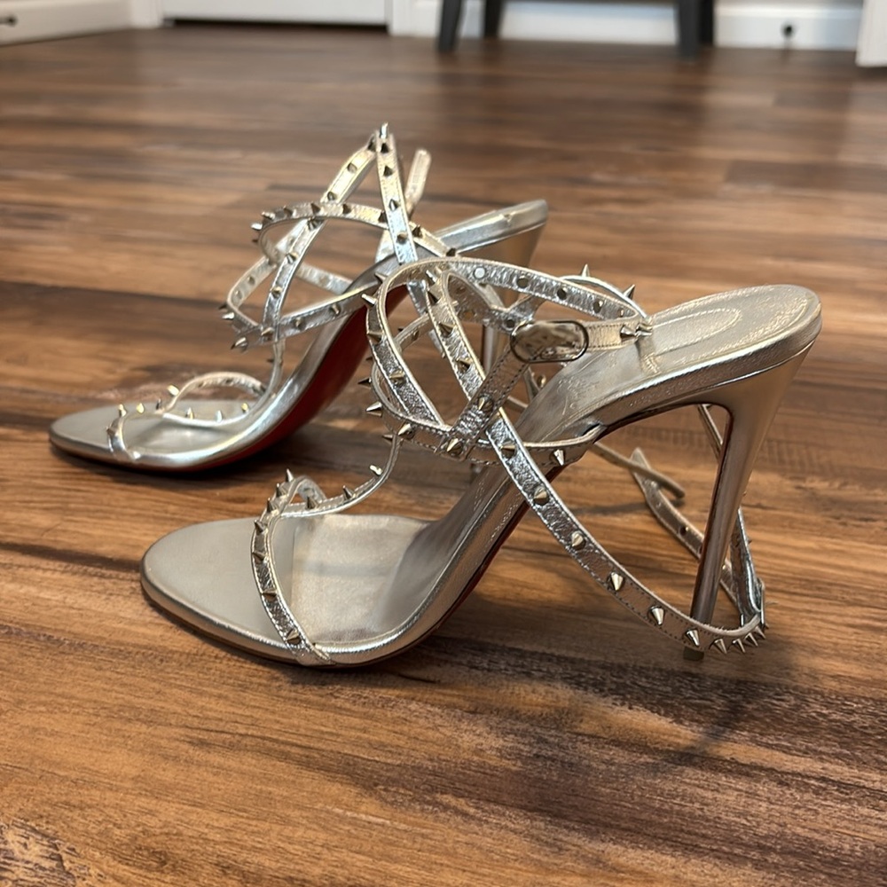 NEW Christian Louboutin bombina silver strappy t-strap spike heels - Picture 3 of 6